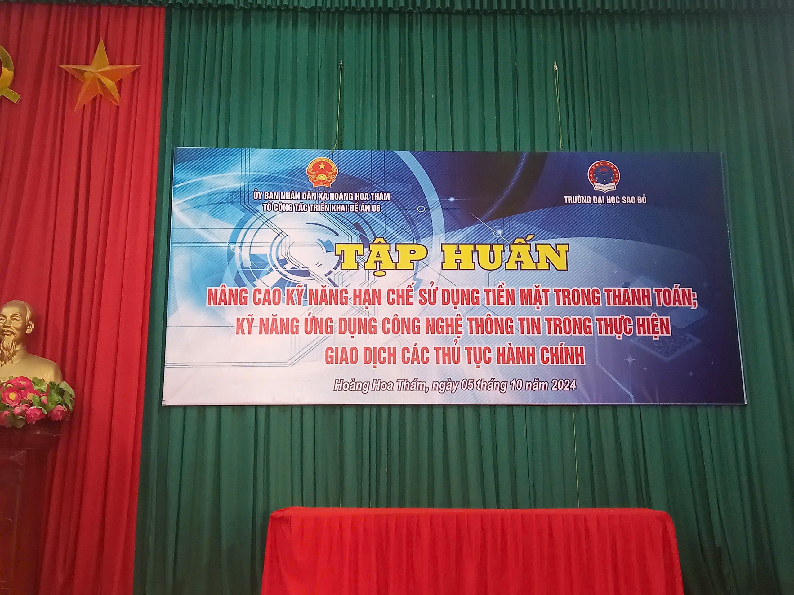 Tổ Công tác triển khai đề án 06 xã Hoàng Hoa Thám tổ chức Tập Huấn Nâng cao kỹ năng hạn chế sử dụng tiền mặt trong thanh toán; kỹ năng ứng dụng công nghệ thông tin trong thực hiện giao dịch các thủ tục hành chính. 