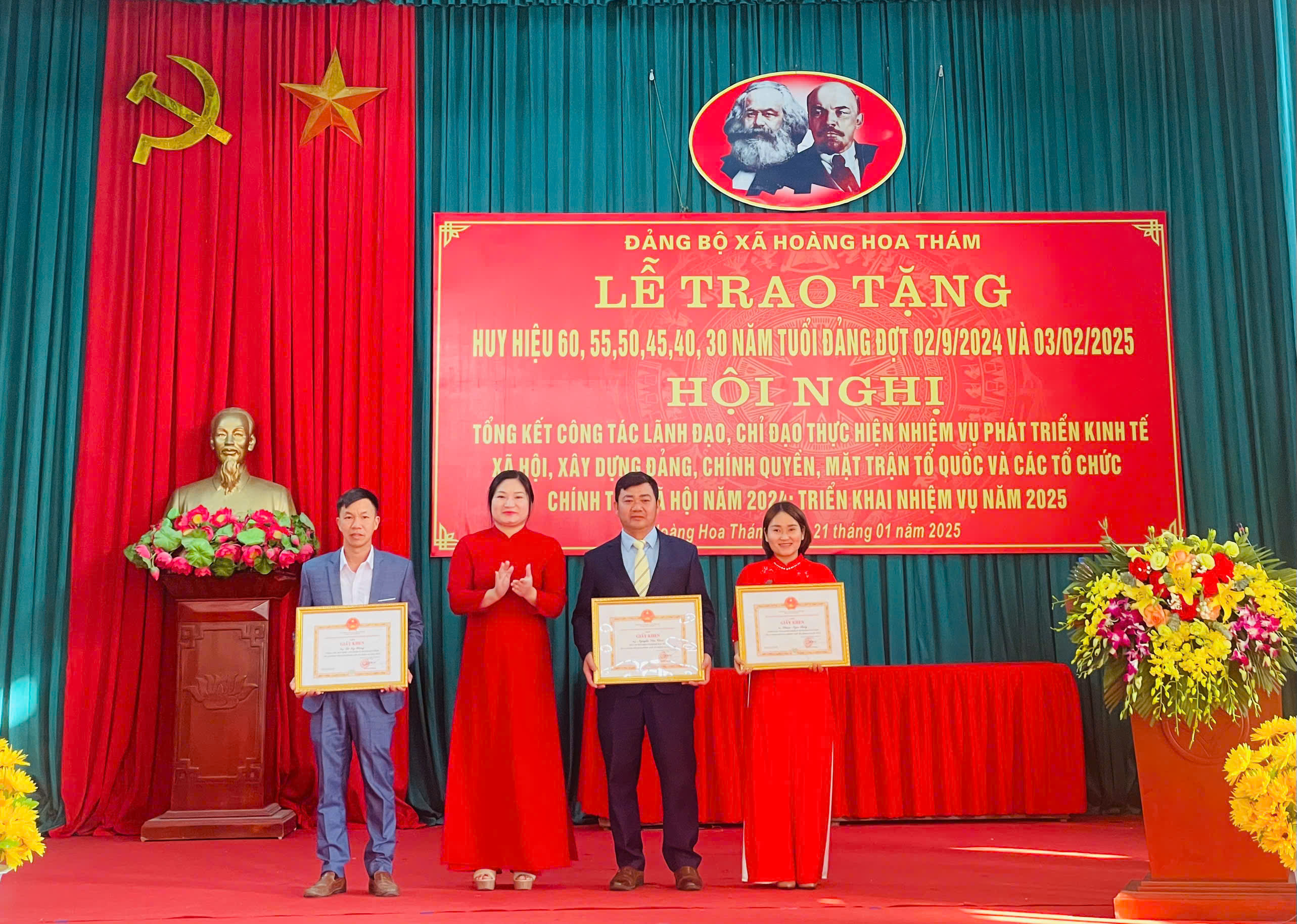 Đảng bộ xã Hoàng Hoa Thám tổ chức Lễ trao tặng Huy hiệu Đảng đợt 02/9/2024 và 03/02/2025 và hội nghị tổng kết công tác Đảng, chính quyền năm 2024; triển khai nhiệm vụ năm 2025